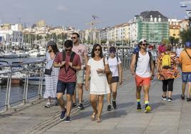 Turistas y vecinos pasean por la ciudad disfrutando del buen tiempo de esta semana.