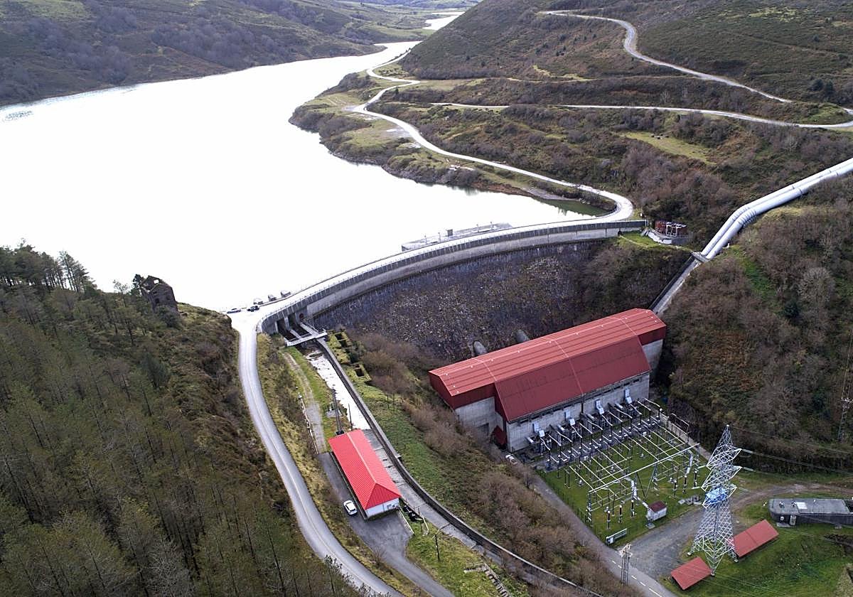 Central hidroeléctrica de Aguayo, junto al embalse de Alsa, que Repsol pretende ampliar.