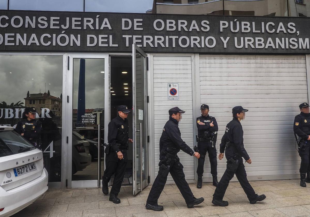 Imagen de la intervención de la Policía Nacional en la consejería el pasado mes de febrero