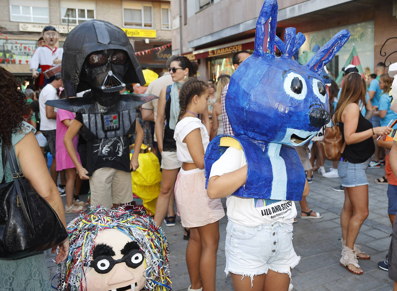 Los cabezudos, diseñados por los más pequeños de la ciudad, han vuelto a representar a algunos de los personajes favoritos del cine y la televisión.