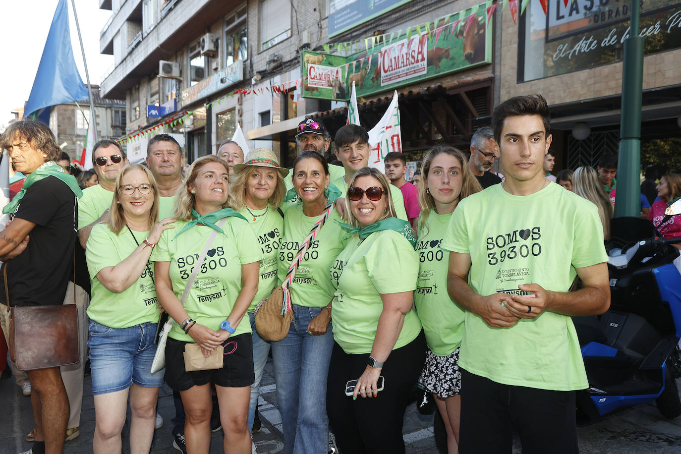 Un grupo de peñistas posa durante el desfile, la primera gran cita de las fiestas patronales, justo antes del chupinazo.