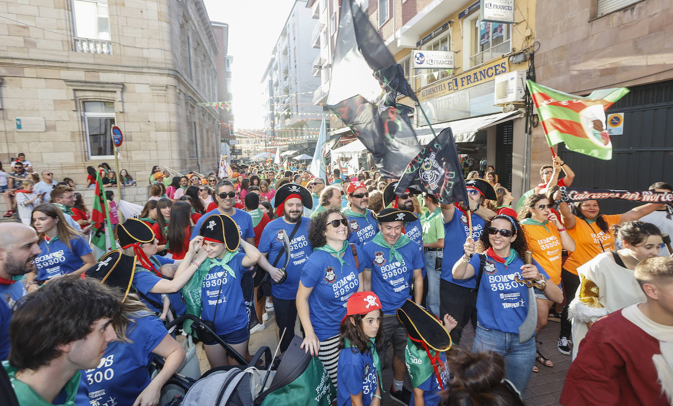 La Liga de Peñas ha convocado a más de 11.000 personas este año, superando todas las expectativas y llenando las calles de la ciudad de camisetas con el logo de la iniciativa.