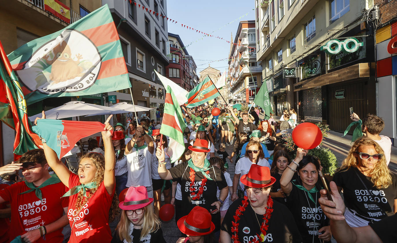 El rojo y el verde, los colores de la bandera local, dominan la paleta cromática de Torrelavega desde este viernes.