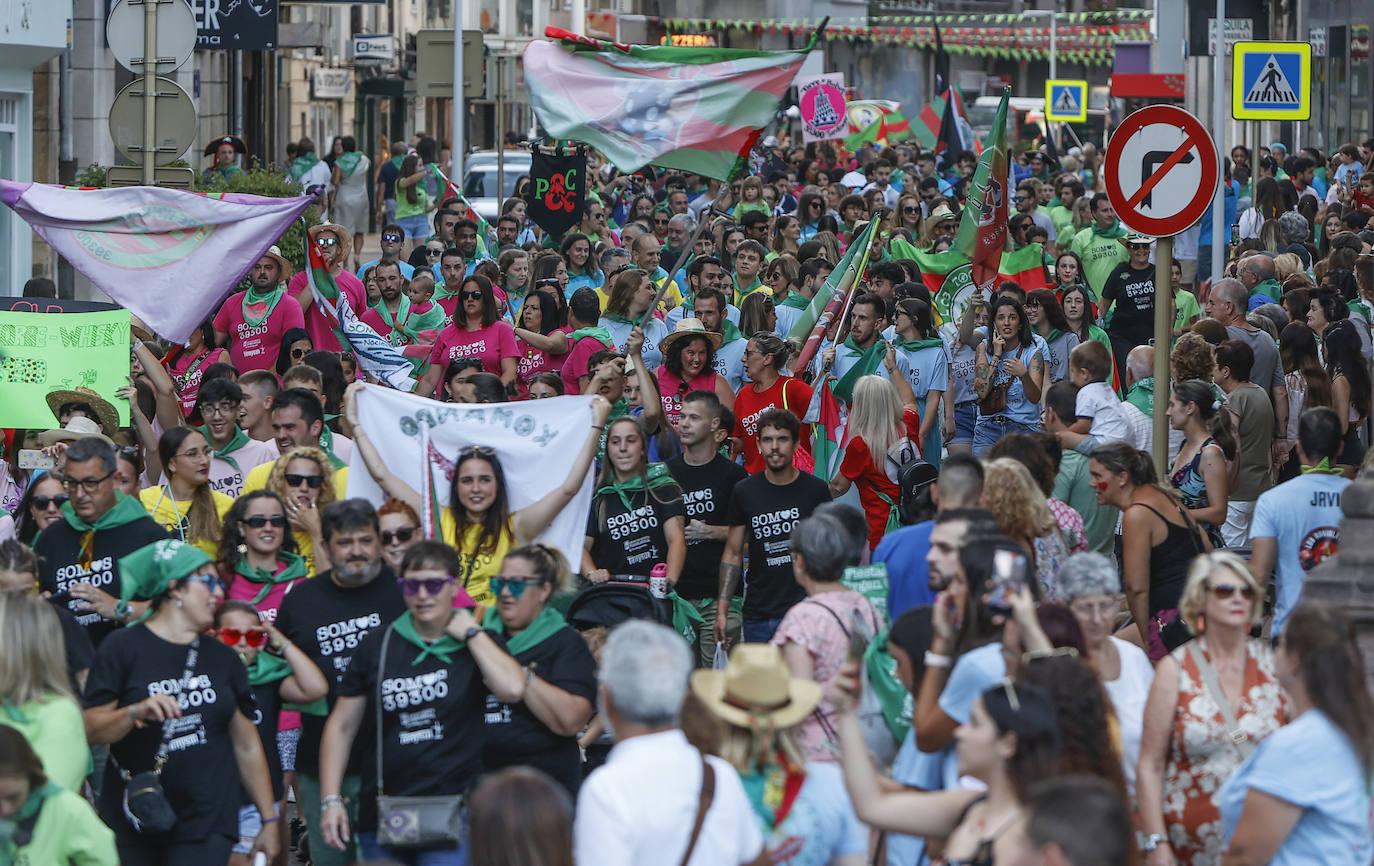 La multitud ha bailado y cantado durante todo el pasacalles, por el centro de la capital del Besaya.