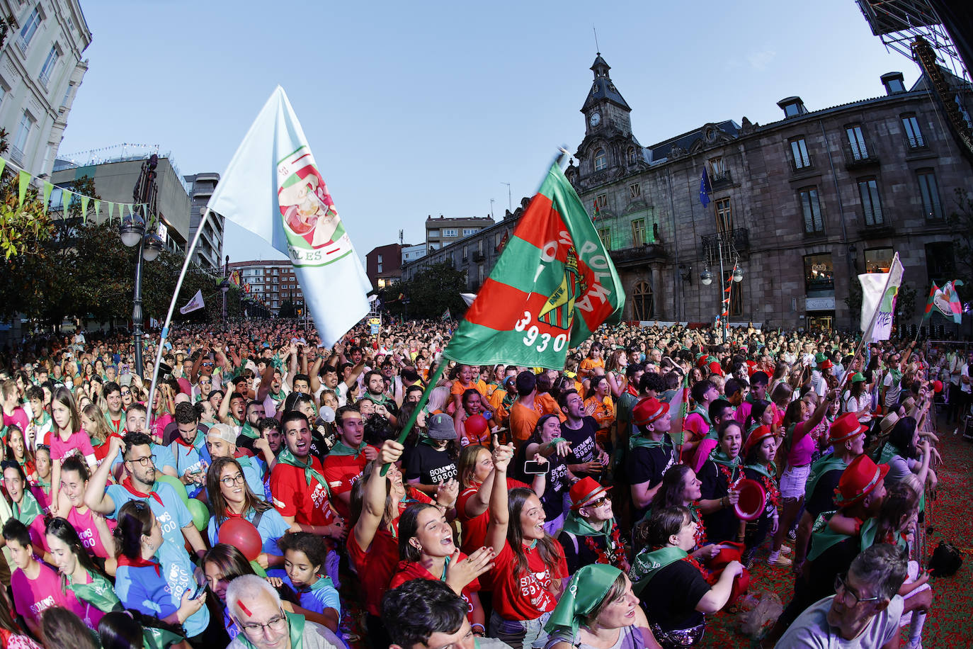 Las banderas y los colores de las peñas han dejado una de las imágenes más espectaculares de esta jornada inaugural, este viernes, en el Bulevar Demetrio Herrero.  