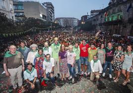 Un canto de los peñistas a Torrelavega inaugura las fiestas de La Patrona