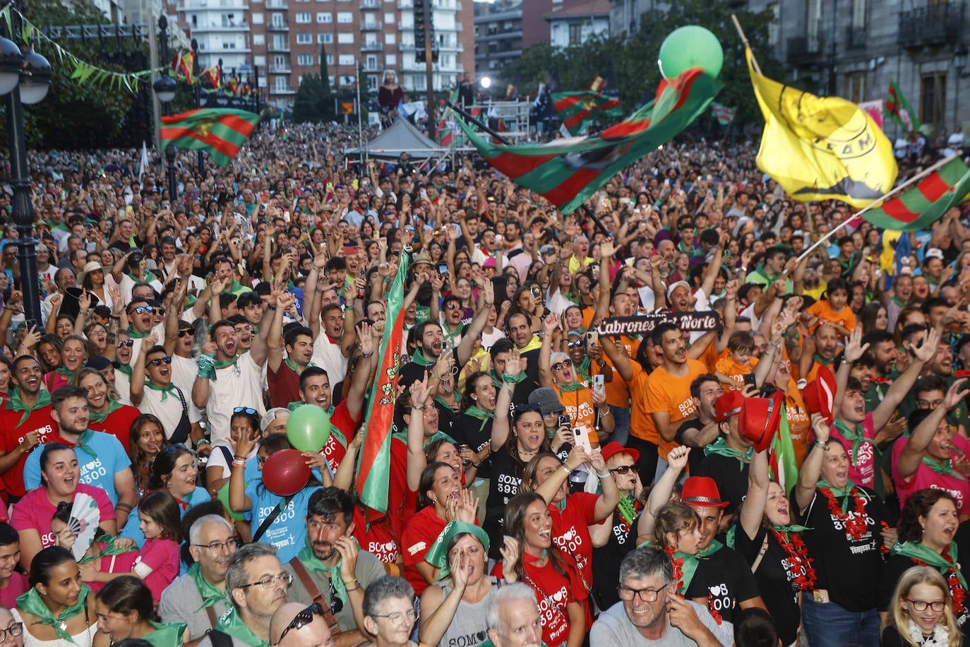 Las referencias a la simbología local, las peñas y los colectivos sociales han estado muy presentes durante toda la cita, abarrotando el Bulevar y coloreando todas las fotografías.