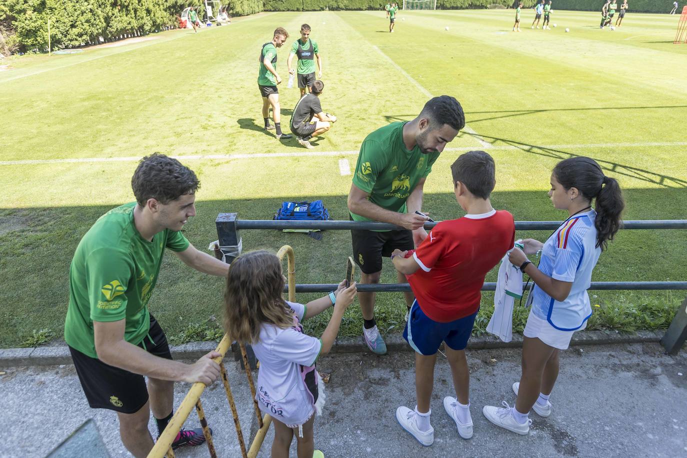 Iván Morante se hace una foto con una joven aficionada, mientras Rubén Alves firma camisetas.