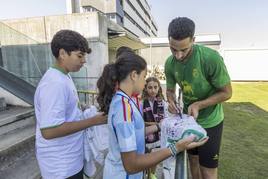 Rubén Alves firma una camiseta a una aficionada tras el entrenamiento de los verdiblancos en La Albericia