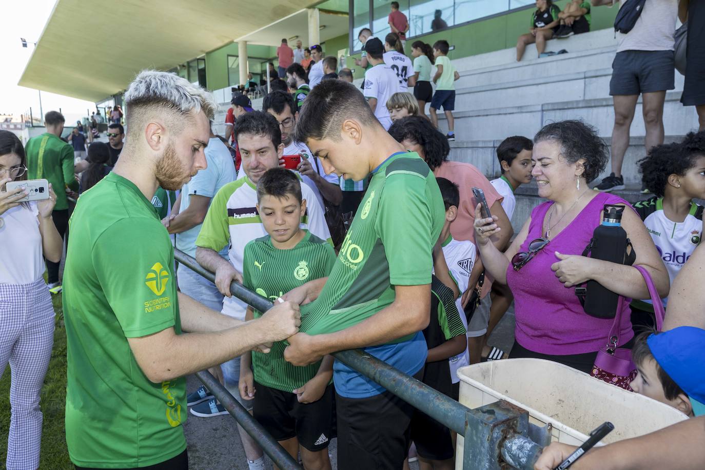 Otro autógrafo en la camiseta del atacante verdiblanco.