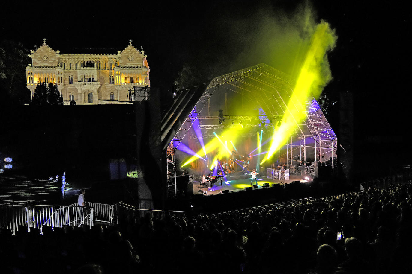 Los Caprichos, que cumplen su vigésimo aniversario, tienen como escenario común el Palacio de Sobrellano y su entorno