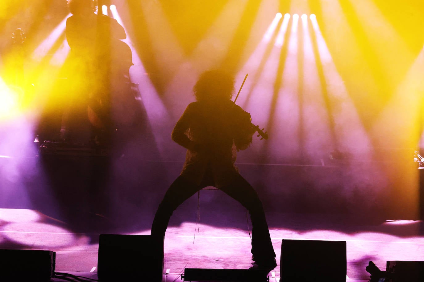 Ara Malikian sobre el escenario. Este año también fue responsable del concierto previo a la apertuda de la Puerta del Perdón en Potes