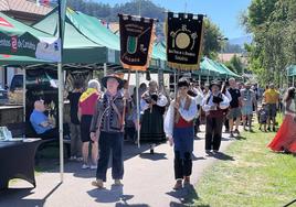 Desfile de un grupo de música tradicional con trajes de antaño.