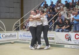 Los jugadores de Camargo celebran el título de la División de Honor en la bolera de El Parque tras derrotar por 4-1 a Hermanos Borbolla.