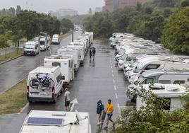 Santander. Las plazas del aparcamiento para autocaravanas en Las Llamas no dan abasto.