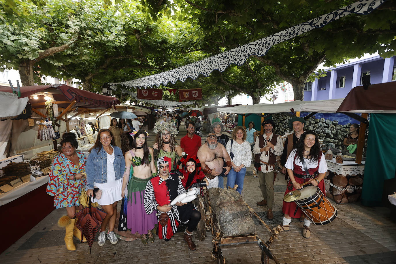 El pasacalles ambientó el recorrido con música y espectáculos.