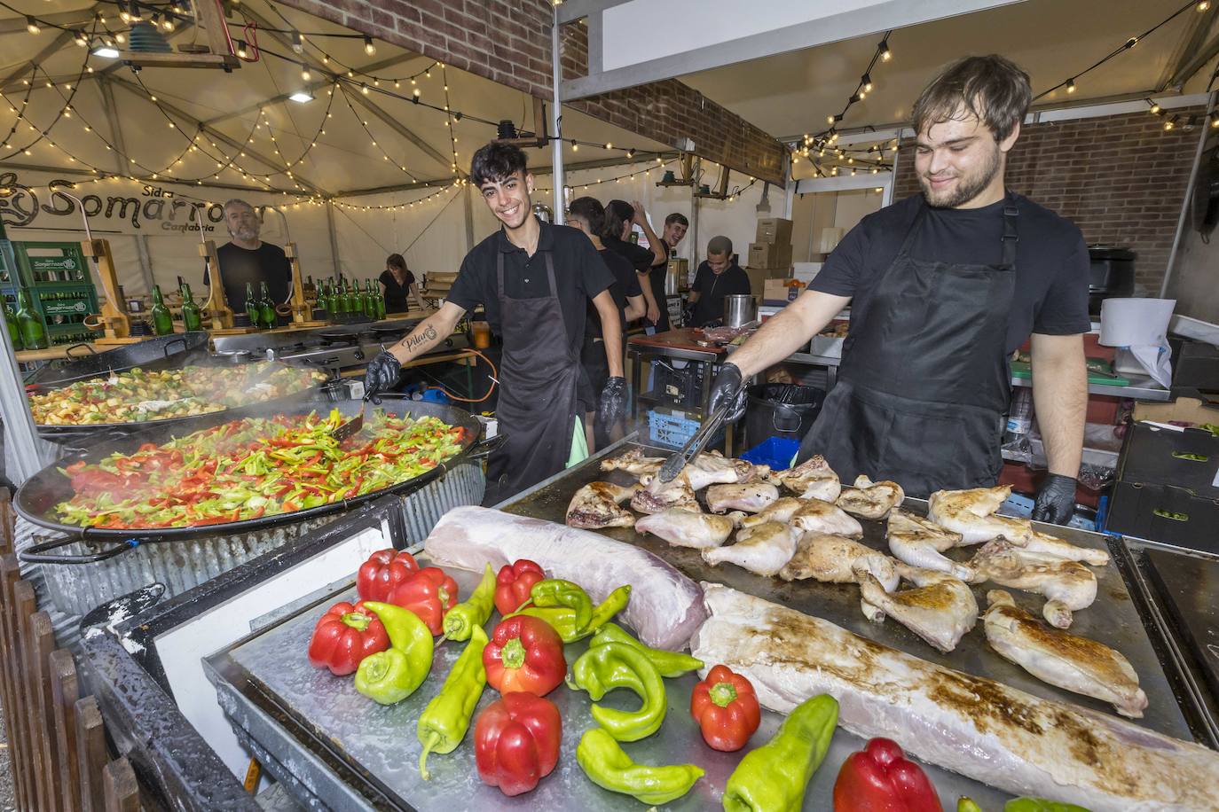 Los cocineros preparan en directo las comidas que ofrecen.