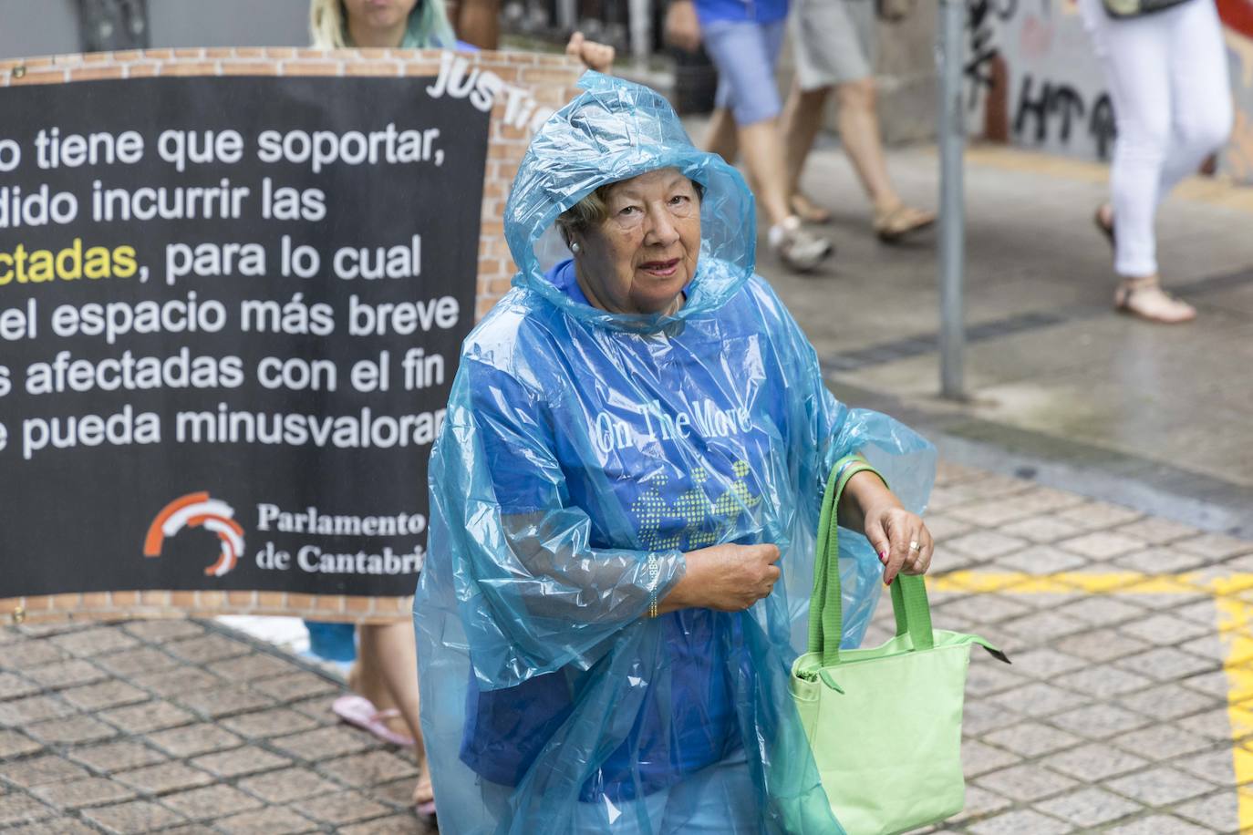 Los afectados se protegieron del agua como pudieron. 