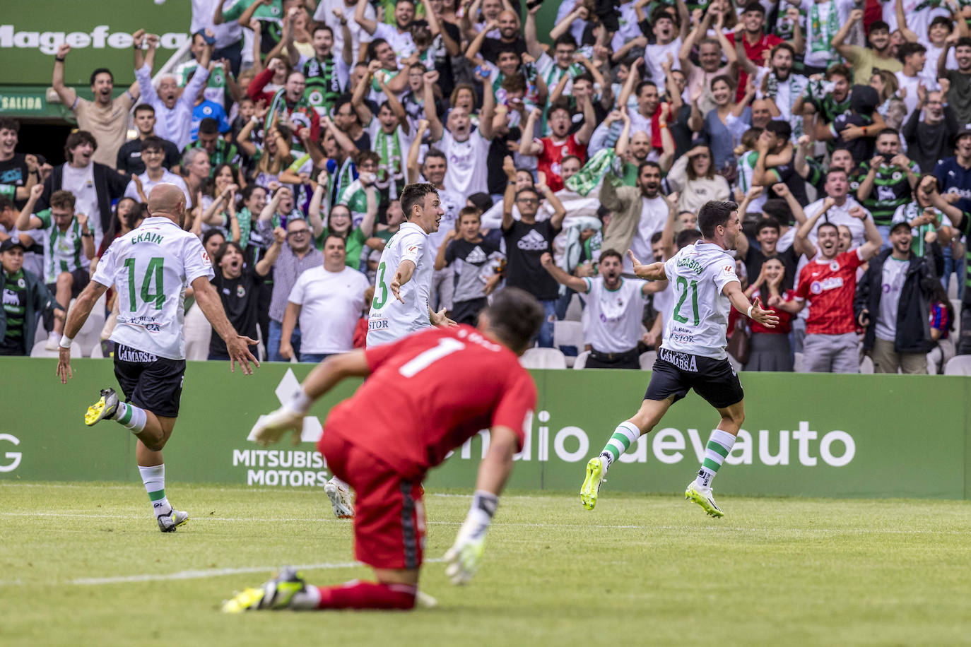 Aldasoro celebra el segundo gol seguido de Elkin