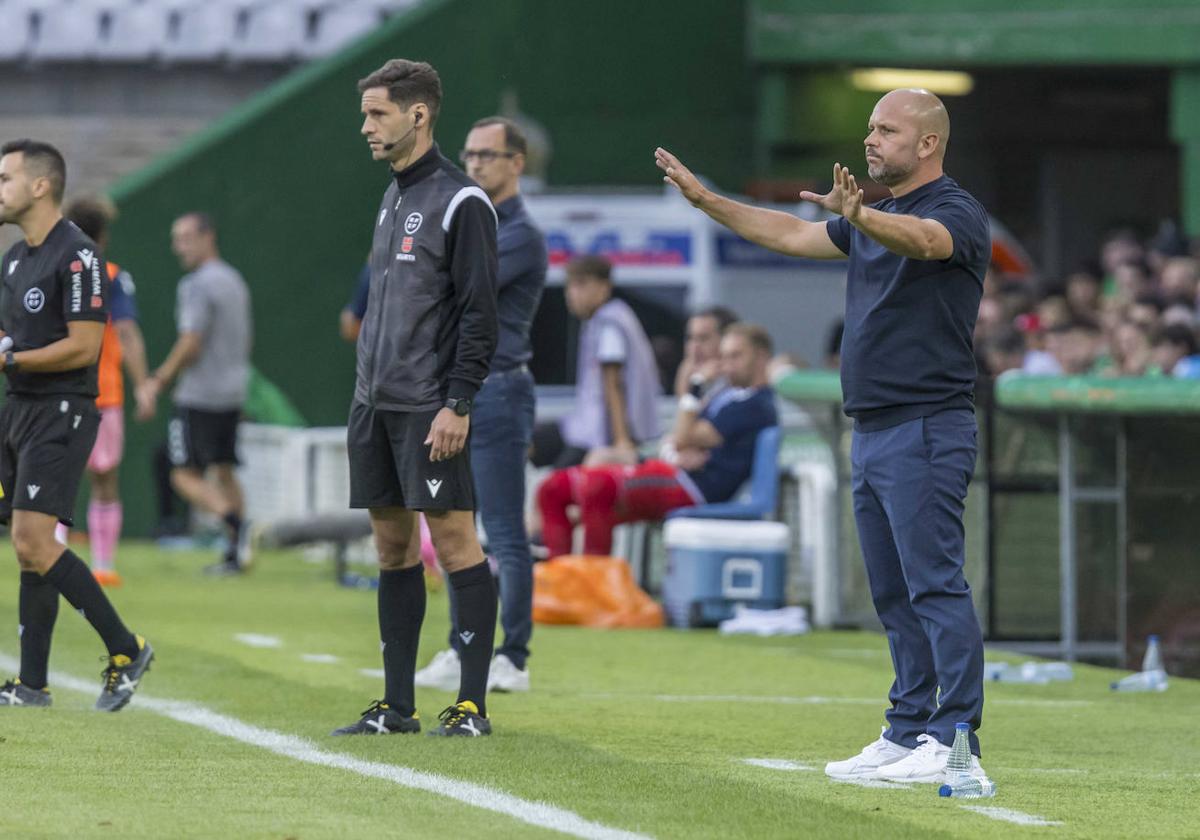 José Alberto dirige al equipo en El Sardinero durante el partido ante el Eibar.