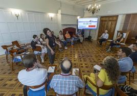 Una alumna, en una de las clases prácticas del taller, se dirige al resto de sus compañeros para ofrecer sus argumentos sobre un tema de actualidad.