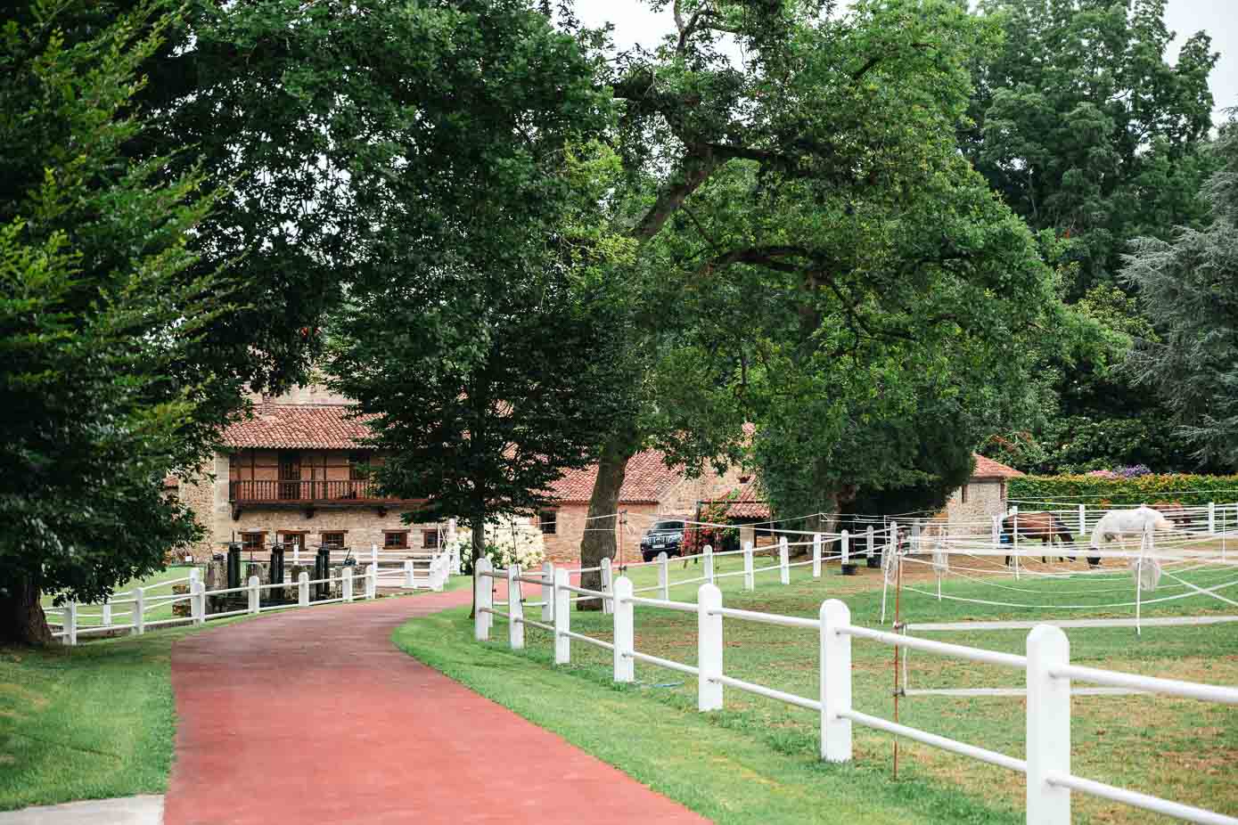 Acceso al Palacio de Bustamante, donde está la residencia familiar y la capilla.