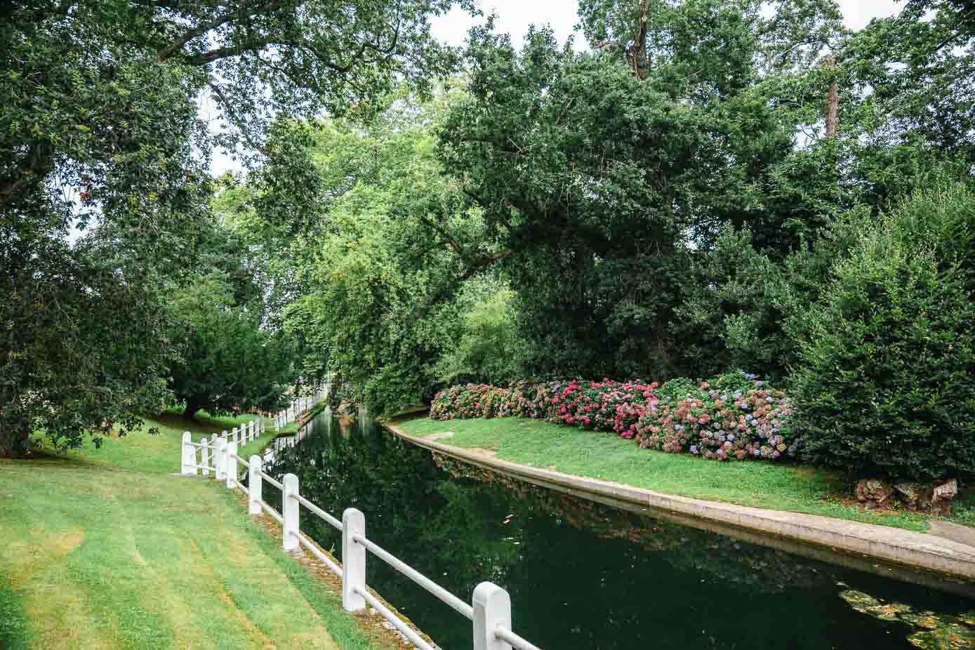 El río Saja, a su paso por el Palacio de Bustamantate.