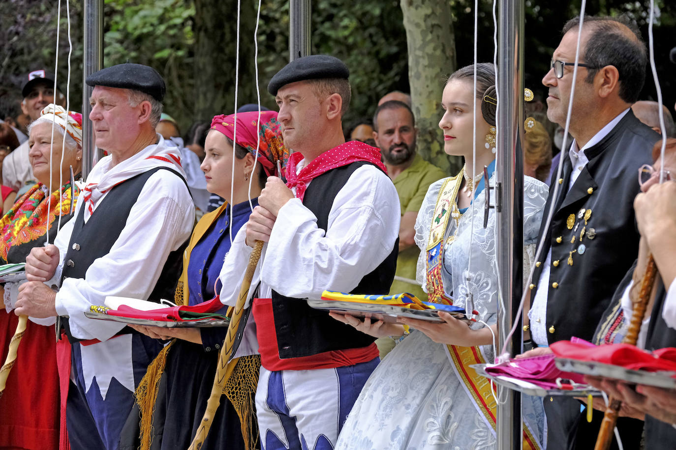 Al inicio del acto se izan las banderas de todas lac omundiades autónomas