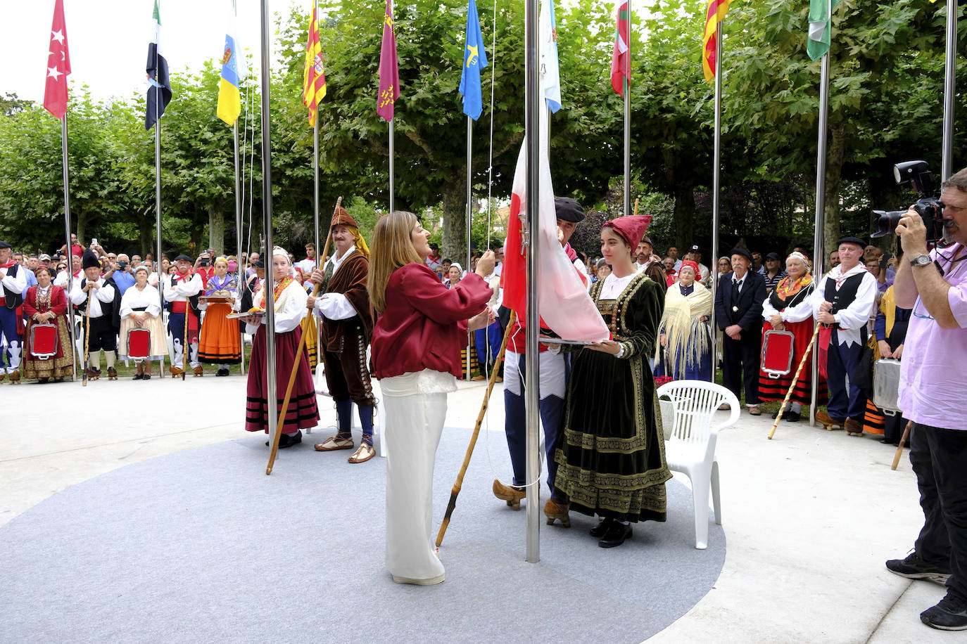 Sáenz de Buruaga iza la bandera de Cantabria