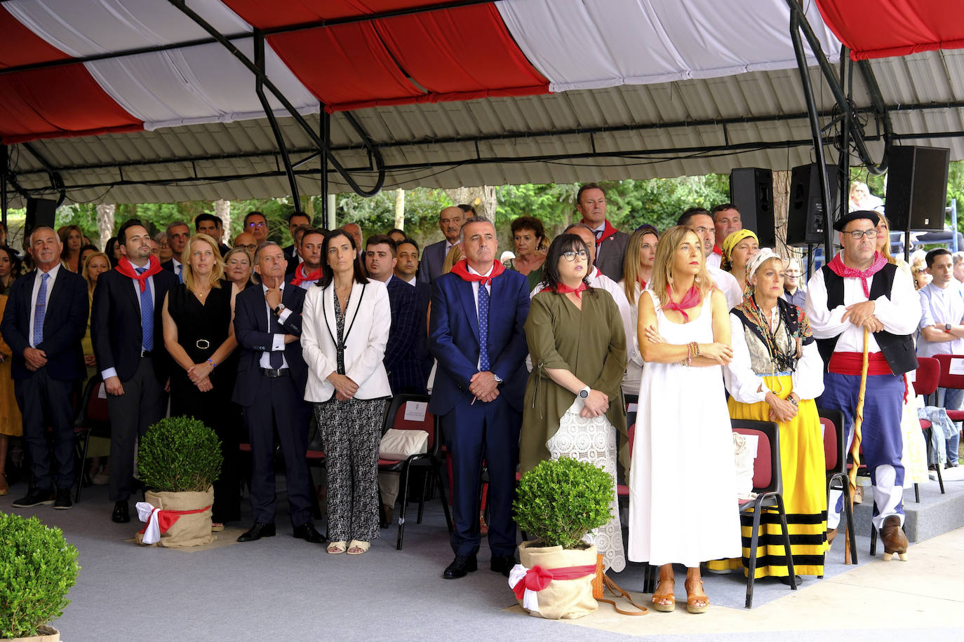 Alcaldes y diputados de Cantabria presentes en el acto