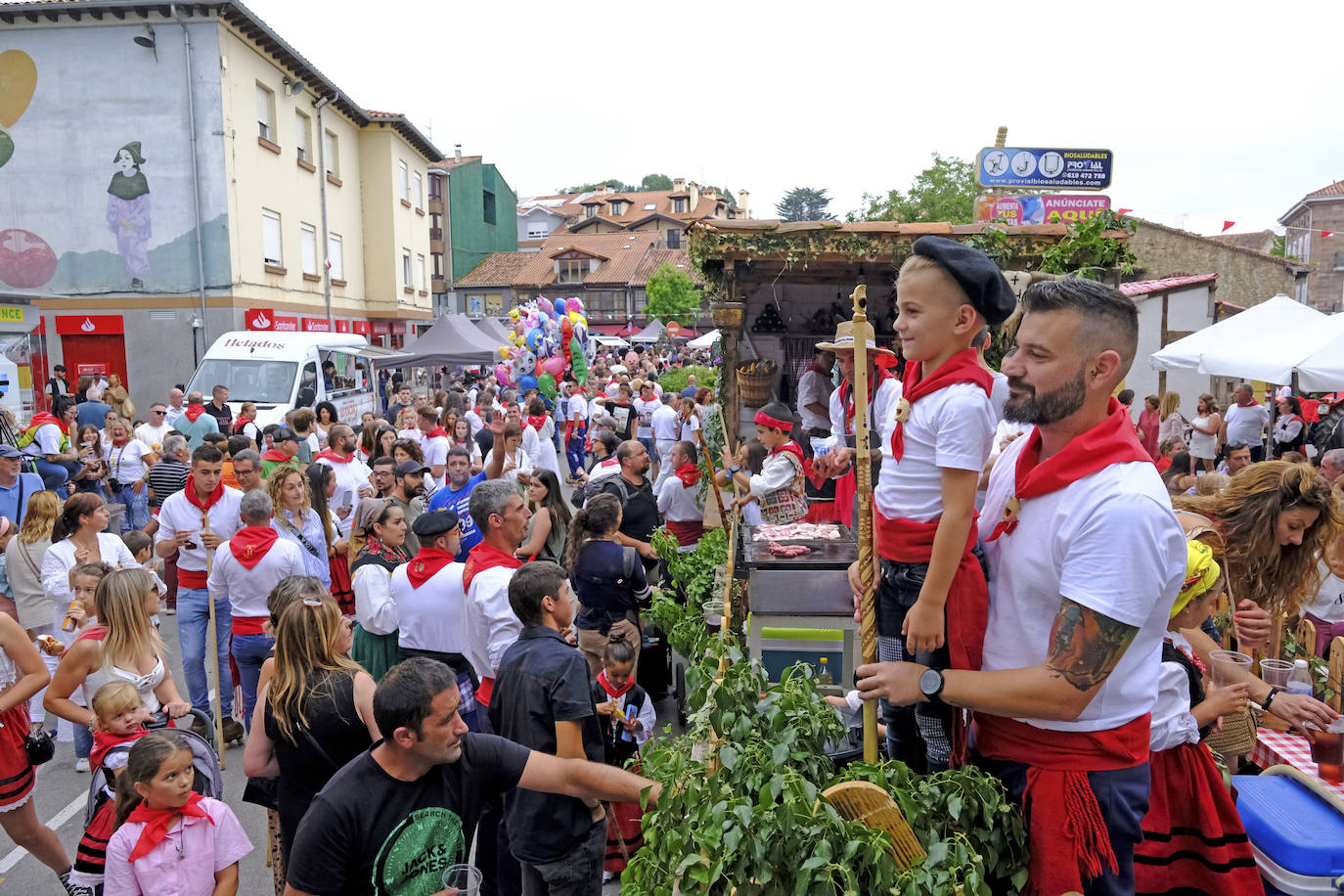 Este año se han expuesto por el pueblo las carrozas que por la tarde participan en el tradicional desfile.