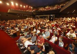 El teatro municipal se llenó pese al cambio de ubicación de última hora por amenaza de lluvia.