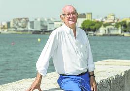 Fernando Erasun de Cossío junto al mar, en Santander, ciudad en la que reside