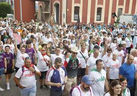 Más de 2.000 personas, en su mayoría peñas, caminaron por las calles de Torrelavega.