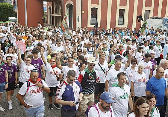 Más de 2.000 personas, en su mayoría peñas, caminaron por las calles de Torrelavega.