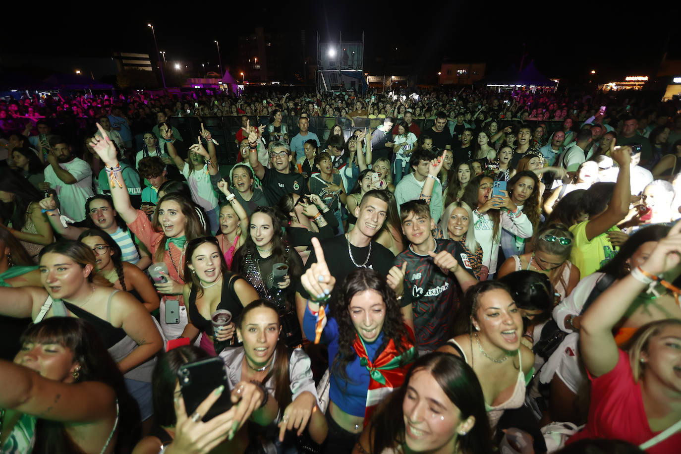 Jóvenes corean una de las canciones interpretadas durante la noche, este sábado, en el festival organizado en La Lechera.