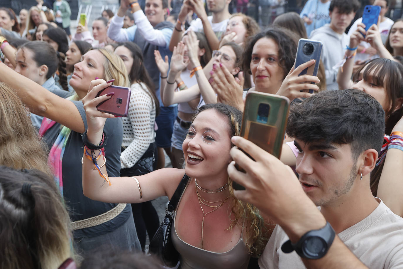 El público capta un instante en uno de los conciertos, este sábado, en el recinto ferial de La Lechera.