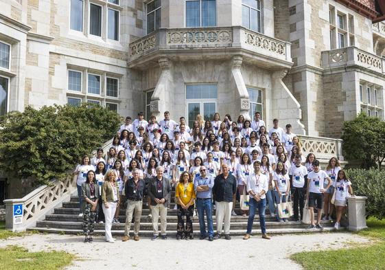 Alumnos y profesores del Aula Ortega y Gasset de la UIMP, ayer, en el Palacio de La Magdalena.