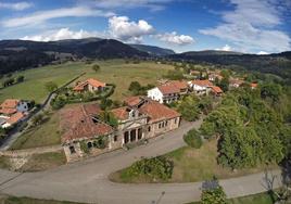 Las antiguas escuelas, ubicadas en el centro del núcleo rural de Terán, en Cabuérniga.