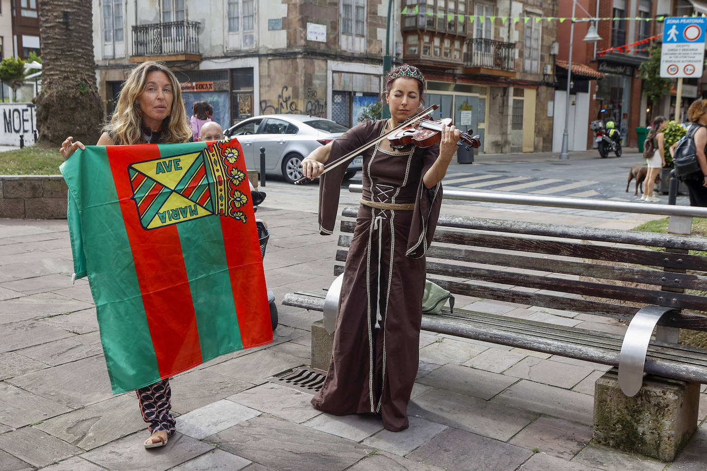 El final de la actividad vino acompañado con la melodía del Ave María interpretado por la actriz al violín.