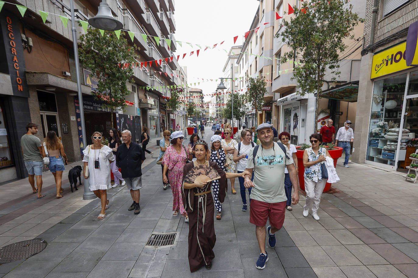 Los asistentes recorrieron las calles de la ciudad escuchando las anécdotas de la protagonista. 