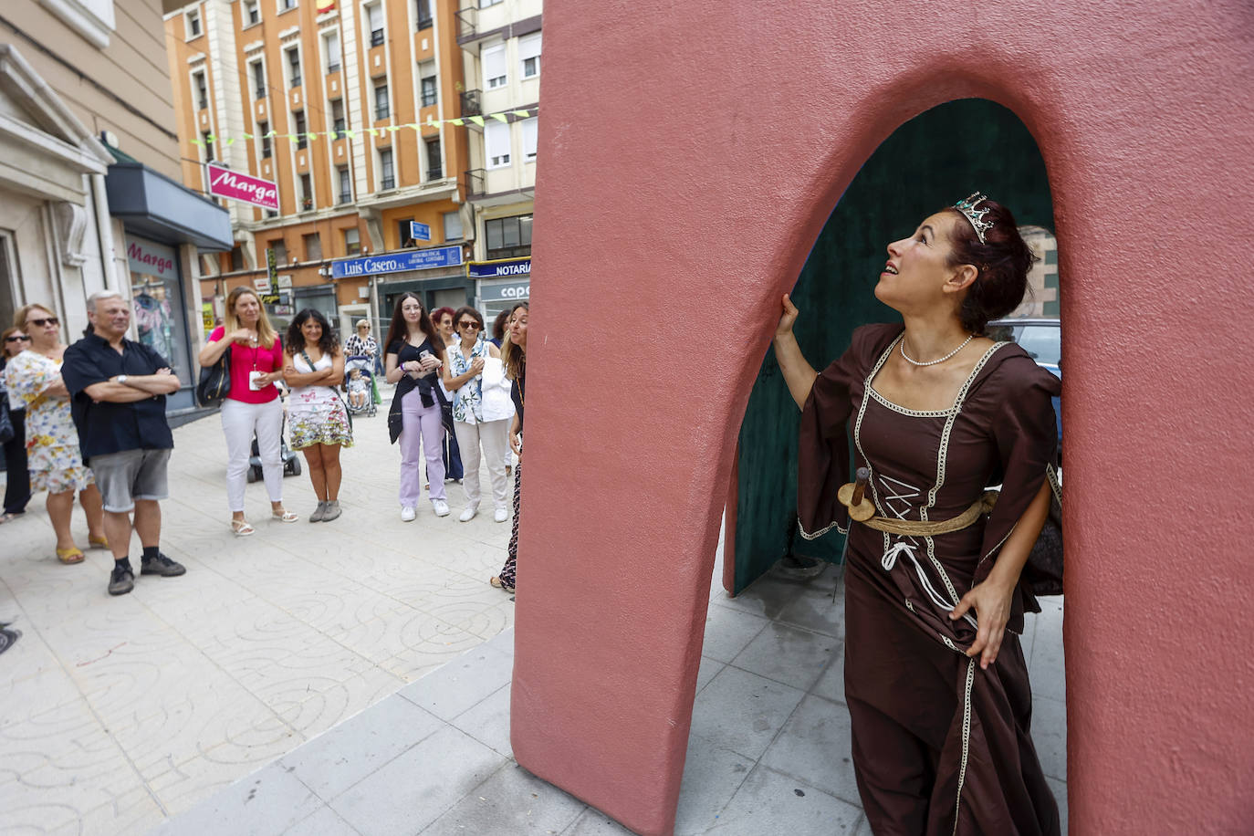 El paseo tiene varias paradas en lugares significativos en la vida de Leonor. 