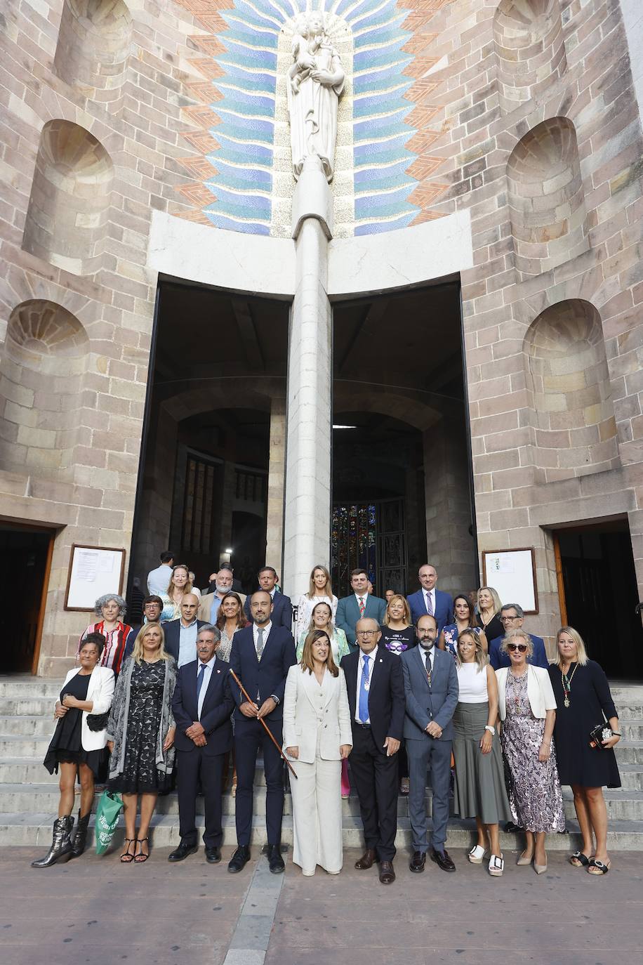 Las autoridades posan para los fotógrafos en la entrada principal a la iglesia.