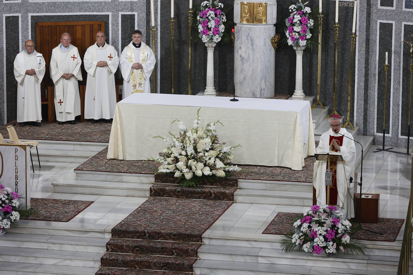 Misa solemne oficiada por el obispo de Santander.