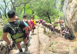 Visitantes descendiendo por los escalones que conducen al Faro del Caballo