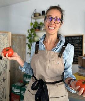 Imagen secundaria 2 - María Rivero ofrece comida saludable y dulces caseros, además de hortalizas de los productores de la zona.