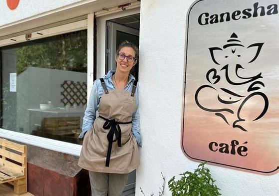 La abogada, a las puertas de su cafetería en Oriñón.