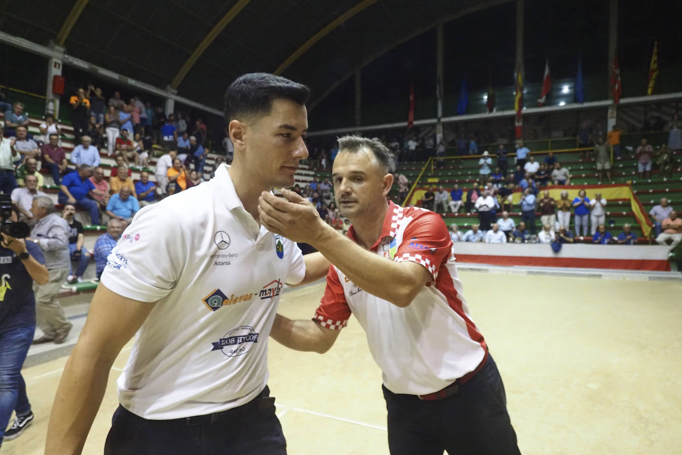 Los dos González, Óscar y Víctor, se saludan tras la final del torneo.