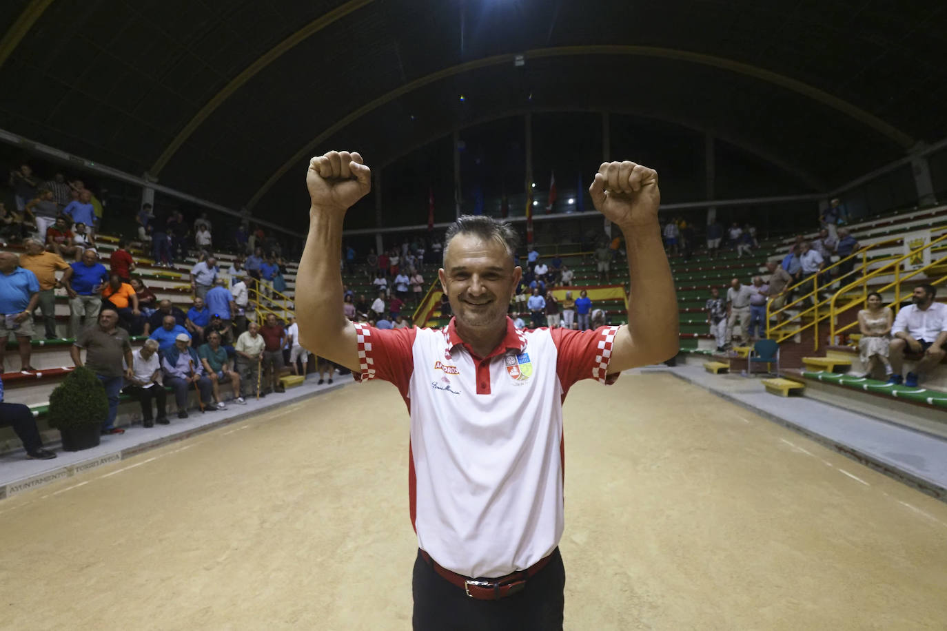 El de Liérganes celebra su victoria.