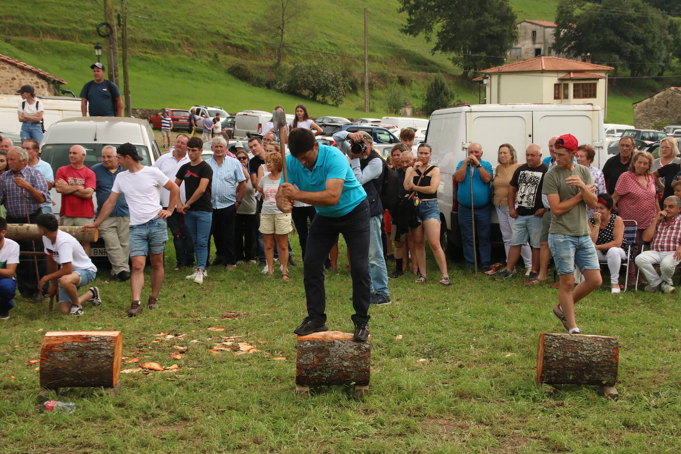 Un hombre corta leña en la demostración de deportes rurales que tiene lugar en la pradera del Santuario.